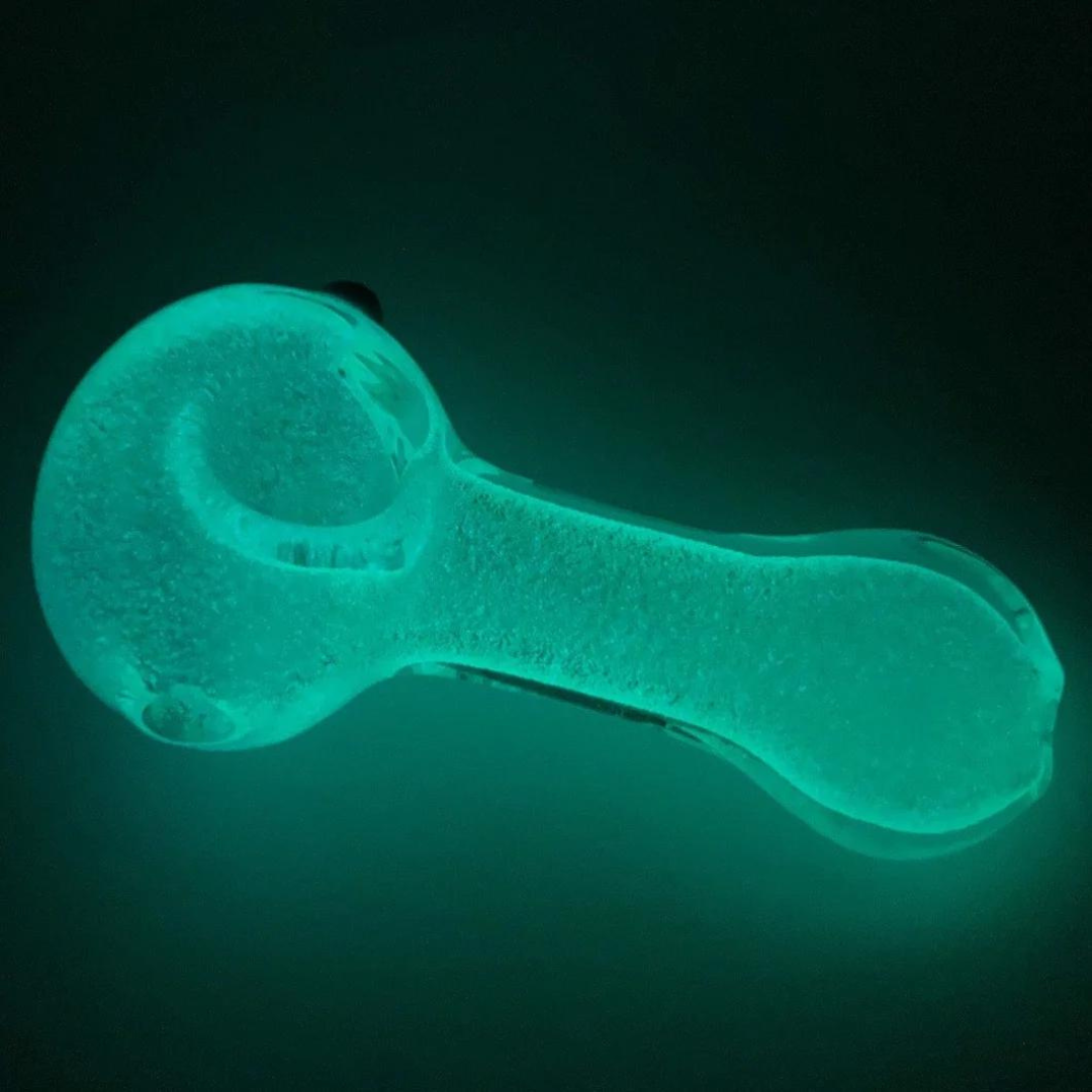 glow in the dark hand pipe